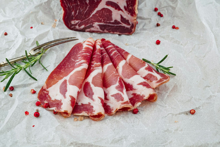 Carne cruda sobre un plato blanco, como la usada en la dieta BARF