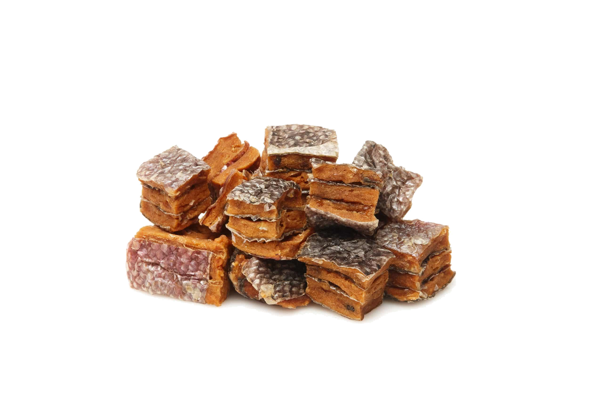Cubos de salmão desidratado para cães