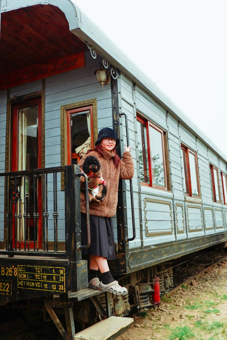 Mujer con su perro en brazos dentro de un vagón de tren